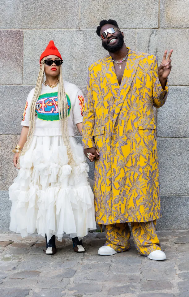Louis Vuitton, parata di star alla prima sfilata di Pharrell: da Beyoncé in  oro a Rihanna col pancione